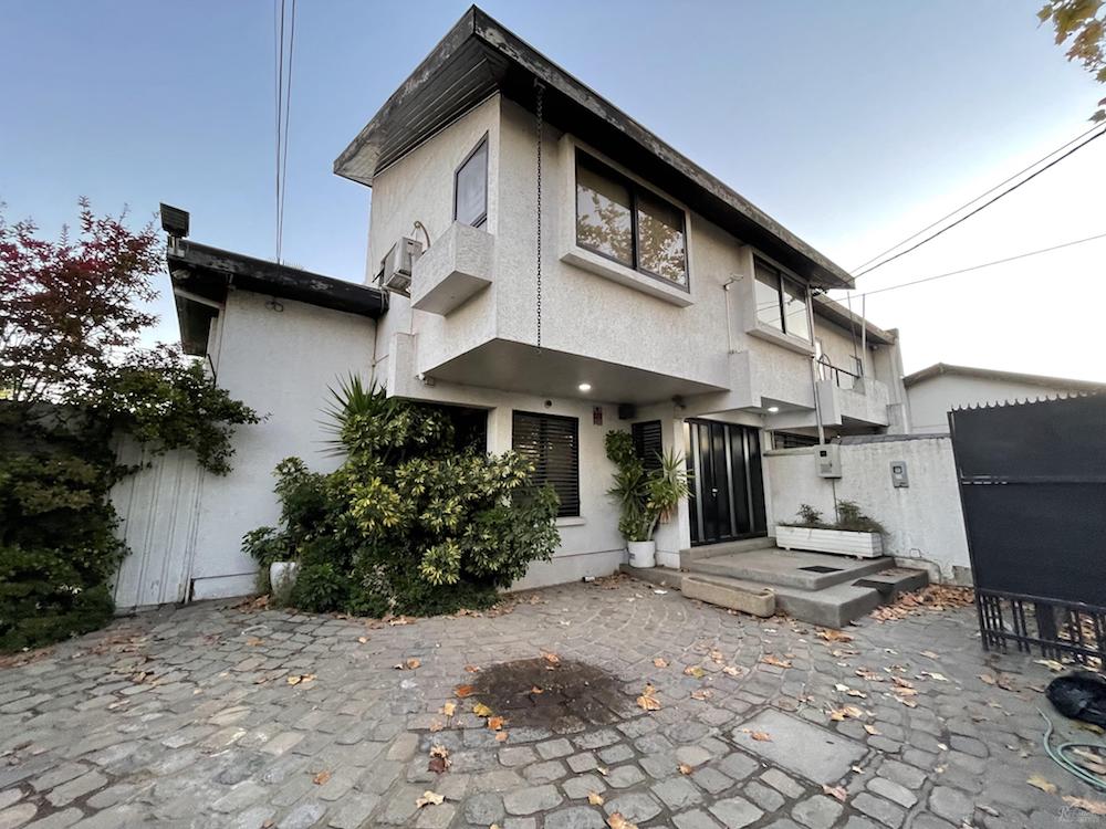CASA  EN VENTA, ( o arriendo)  9 norte, esquina 6 oriente.